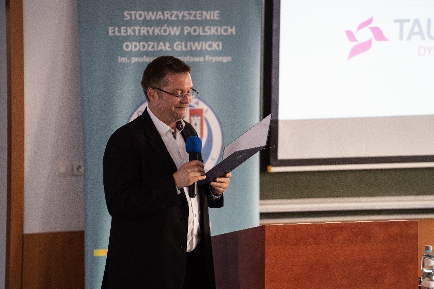 Obraz zawierający ubrania, osoba, człowiek, Ludzka twarzOpis wygenerowany automatycznie