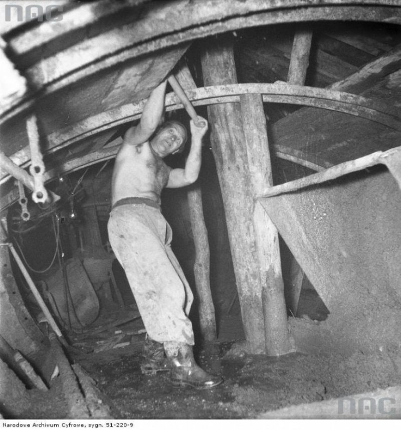 Ręczne zabezpieczanie tunelu szlakowego [fot. Narodowe Archiwum Cyfrowe]