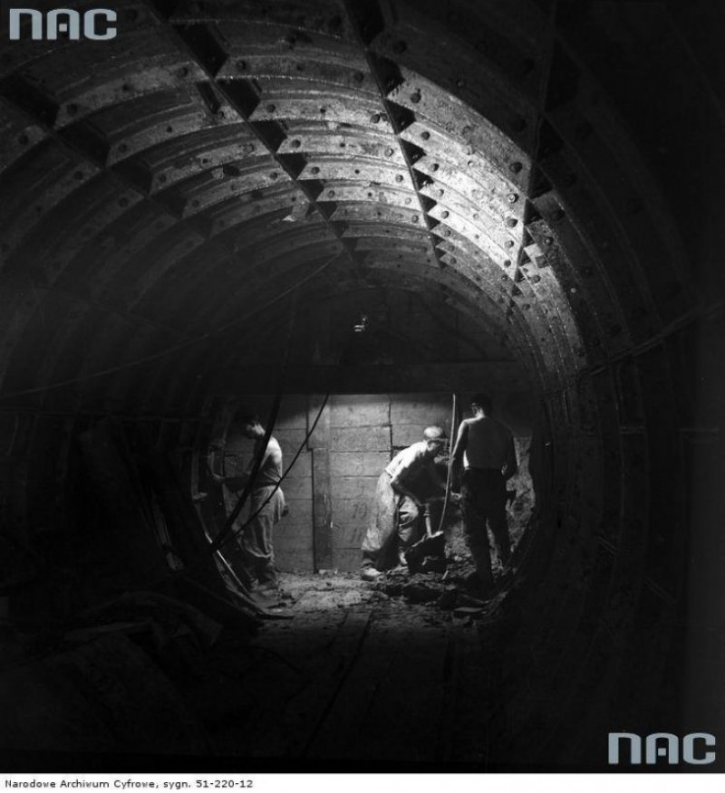 Tunel szlakowy ułożony z żeliwnych tubingów [fot. Narodowe Archiwum Cyfrowe]