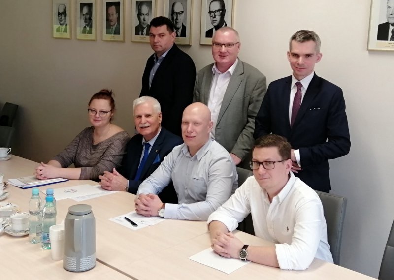 Na zdjęciu (góra, od lewej): Daniel Zawada, Sławomir Cieślik, Grzegorz Sasinowski,
Iwona Fabjańczyk, Piotr Szymczak, Jakub Głuchowski, Konrad Markowski