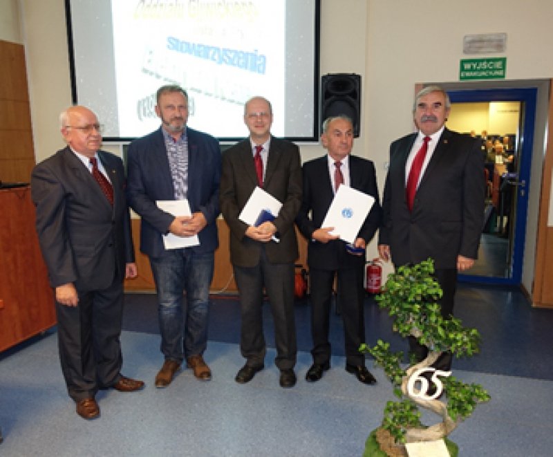 Na zdjęciu: (drugi od lewej) kol. Włodzimierz Gwiżdż wyróżniony medalem im. prof. Mieczysława Pożaryskiego, (obok) kol. Marian Kampik otrzymał medal im. prof. Włodzimierza Krukowskiego, kol. Franciszek Bargiel wyróżniony medalem im. prof. Jana Obrąpalskiego
