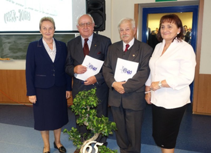 Na zdjęciu: koledzy Jan Kapinos i Andrzej S. Grabowski uhonorowani  medalami im. dra inż. Zbigniewa Białkiewicza, wręczonymi im przez przedstawicielki Oddziału Zagłębia Węglowego SEP (z lewej kol. Teresa Skowrońska, z prawej kol. Teresa Machoń)