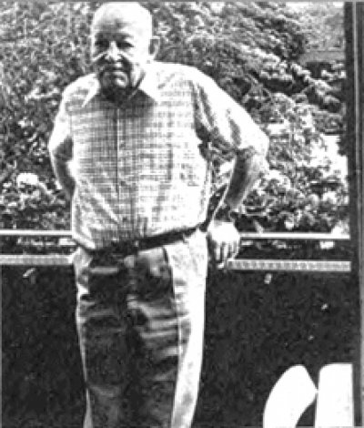 Szwedzki kurier na balkonie swojego mieszkania w Sztokholmie w 1975 roku [9]