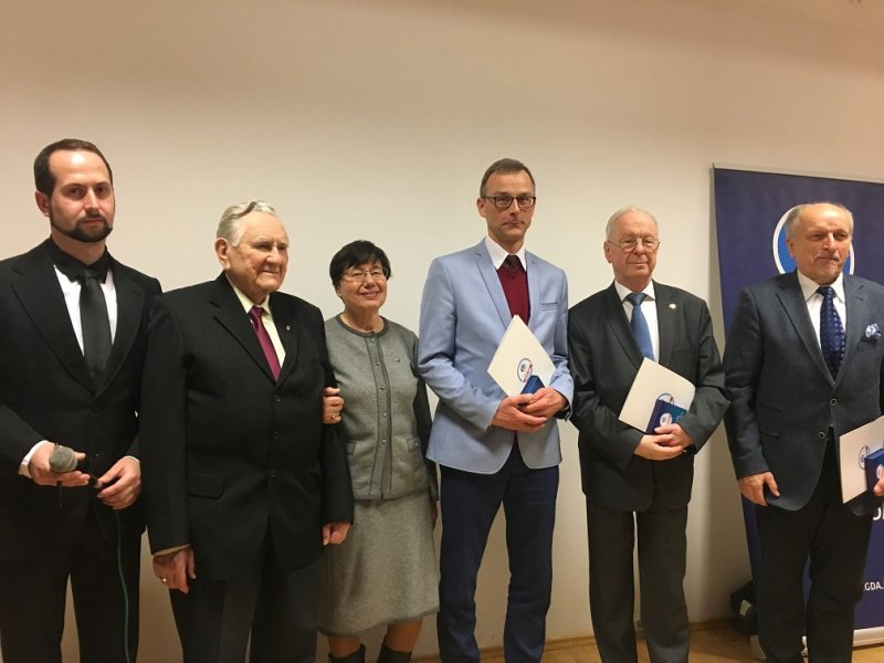 Od lewej: kierownik Biura Oddziału Marek Behnke, członek honorowy SEP Henryk Bajduszewski, skarbnik Oddziału Zuzanna Szumichora oraz odznaczeni Medalem 100-lecia SEP - Wojciech Wojciechowicz (w im. PGE Energia Ciepła S.A. Oddział Wybrzeże), prof. Jacek Marecki, prof. Kazimierz Jakubiuk (w im. Politechniki Gdańskiej).