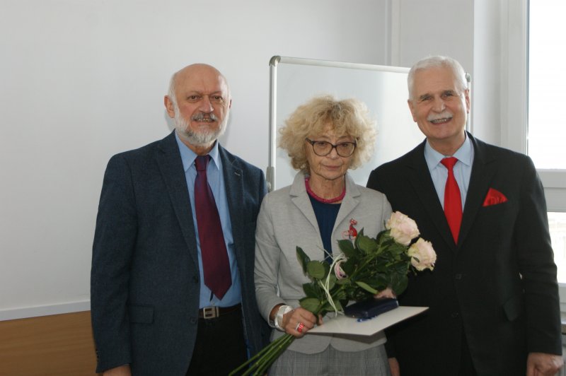 Kol. Anna Seliga wyróżniona medalem im. Michała Doliwo- Dobrowolskiego w towarzystwie prof. Eugeniusza Rosołowskiego i prezesa SEP Piotra Szymczaka