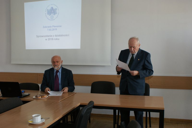 Profesor Bohdan Synal prowadzi obrady