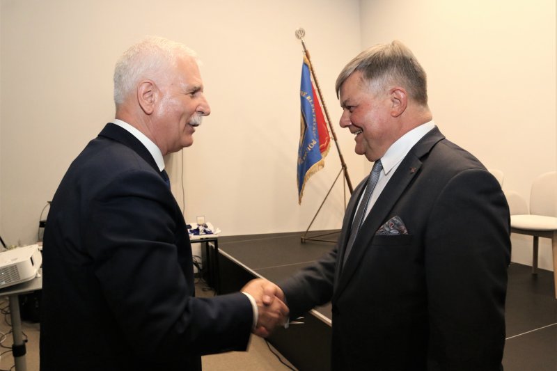 Prezes Oddziału Piotrkowskiego Jan Musiał odbiera medal 100-lecia SEP z rąk prezesa SEP Piotra Szymczaka