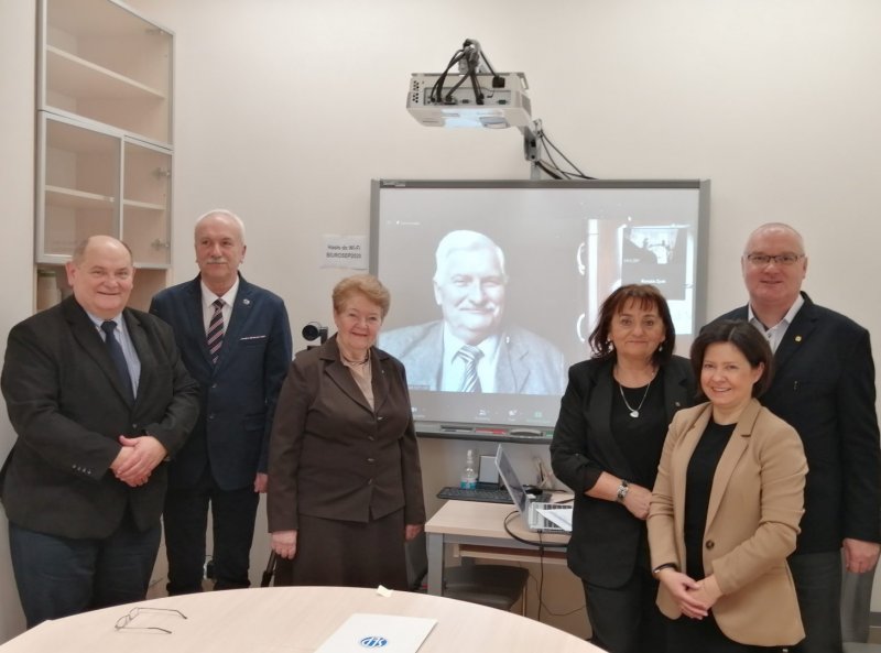Na zdjęciu od lewej: Kol. Kol. Paweł Mytnik, Leszek Olszewski, Aleksandra Konklewska, na ekranie – Ryszard Marcińczak, Teresa Machoń, Anna Grabiszewska, Sławomir Cieślik