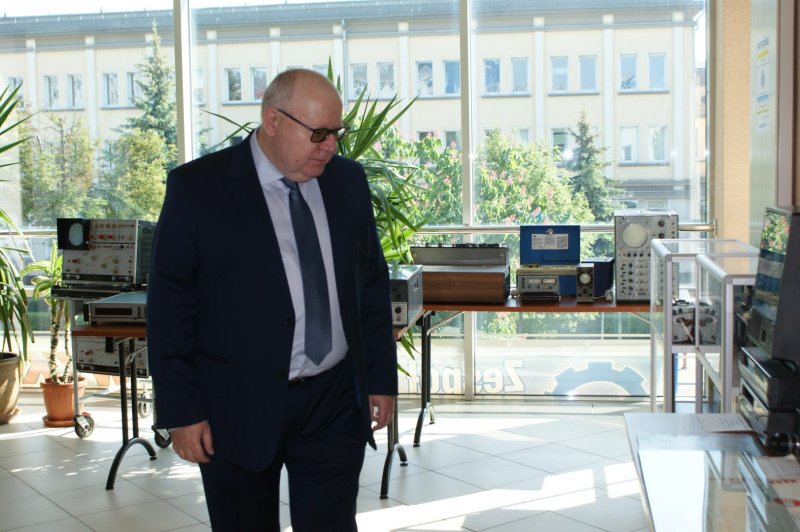 dr inż. Grzegorz Hołdyński w trakcie zwiedzania wystawy