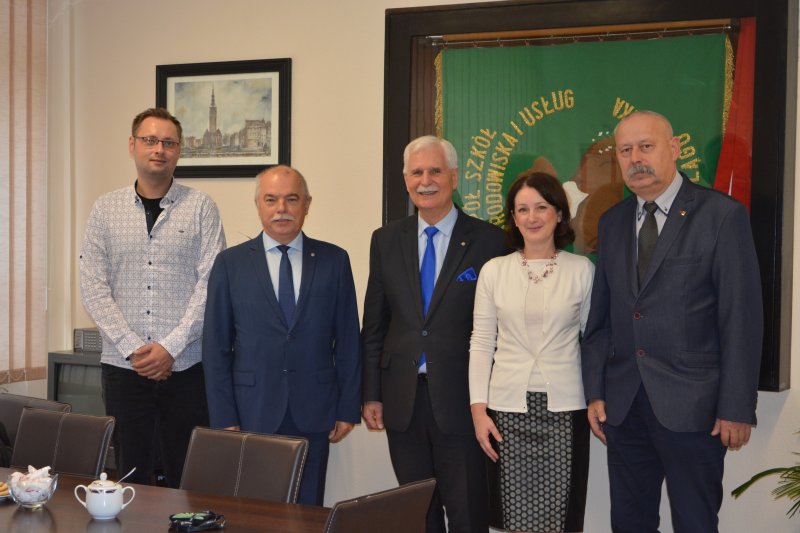 Od lewej: nauczyciele - Adrian Samburski, Jerzy Pędzisz, prezes SEP - Piotr Szymczak, Dyrektor szkoły - Dorota Bajor oraz wiceprezes Oddziału Elbląskiego SEP - Piotr Ziółkowski