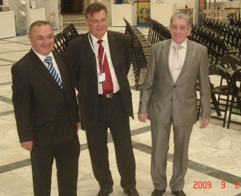 Aula Duża Gmachu Głównego Politechniki Warszawskiej tuż przed inauguracją I Kongresu Elektryki Polskiej. Od lewej: Jerzy Barglik, Mieczysław Hering, Stanisław Bolkowski