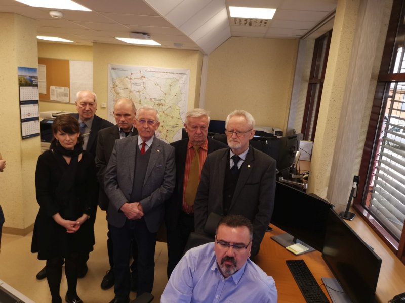 Uczestnicy obrad zapoznają się z pracą Regionalnego Centrum Nadzoru PSE SA(prezentuje Łukasz Trzcionka). Od lewej: Elżbieta Rybińska – Biuro SEP, Bogumił Dudek (O. Gliwicki), Karol Adamiak (O. Łódzki), Jan Kurek (O. Zagłębia Węglowego), Ryszard Grochowski (O. Krakowski), Ryszard Frydrychowski (O. Warszawski), Łukasz Trzcionka – Regionalne Centrum Nadzoru PSE S.A.