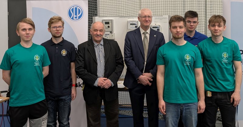 Prezes Oddziału Gdańsk SEP Marek Olesz z członkami Koła nr 74 i 120