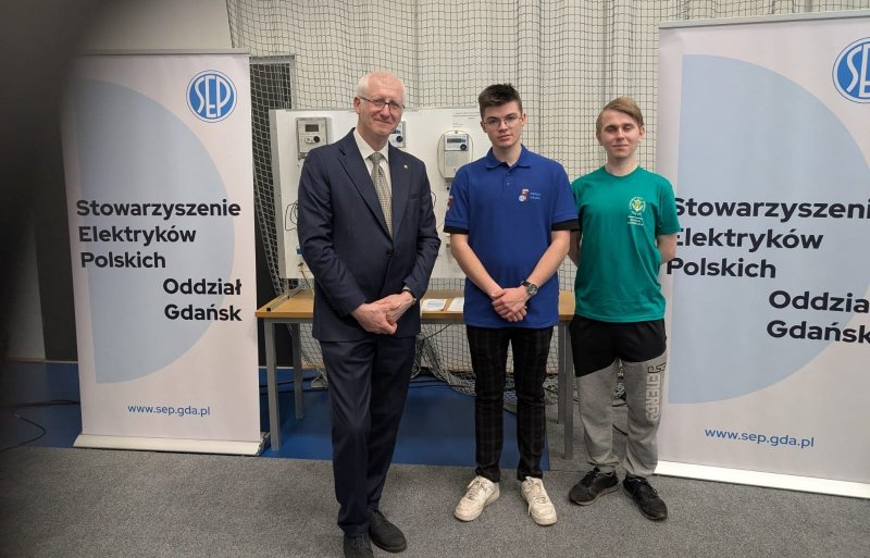 Prezes Oddziału Gdańsk SEP Marek Olesz z członkami SK SEP UMG nr 120