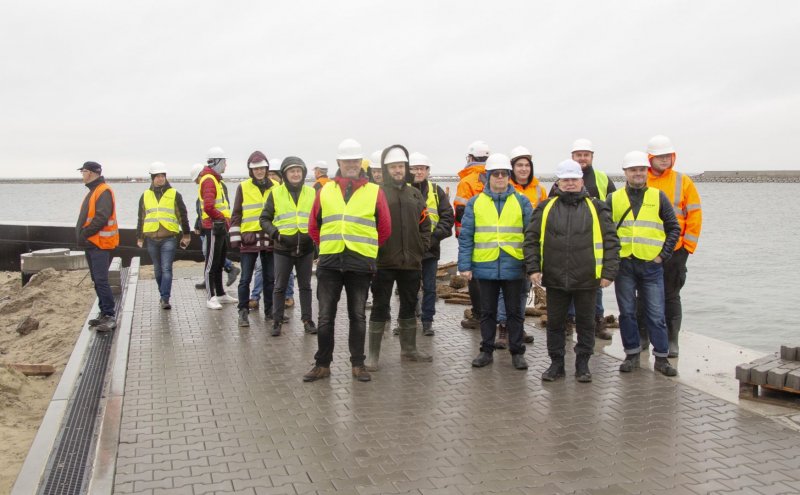 Fot. 3. Uczestnicy Wycieczki przy wejściu do kanału od strony zatoki Gdańskiej