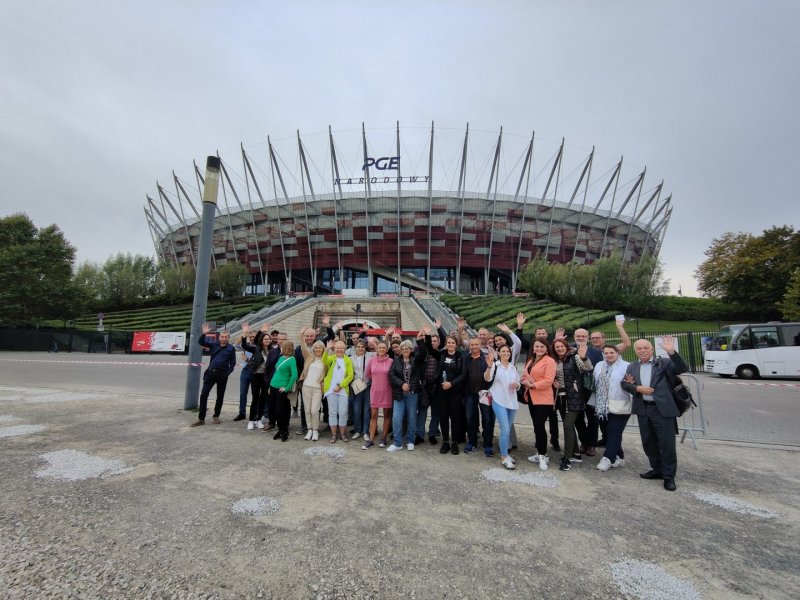 Uczestnicy wycieczki przed Stadionem Naraodowym
