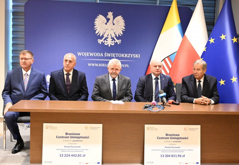 Podczas wręczenia symbolicznych czeków na realizację projektów od prawej starosta staszowski Józef Żółciak wicewojewoda świętokrzyski Rafał Nowak Świętokrzyski Kurator