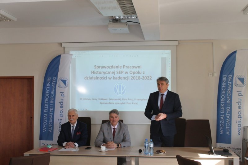 prezydium posiedzenia - prezes SEP dr inż. Piotr Szymczak, prorektor PO prof. dr hab. inż. Tomasz Boczar oraz JM Rektor Politechniki Opolskiej dr hab. inż. Marcin Lorenc