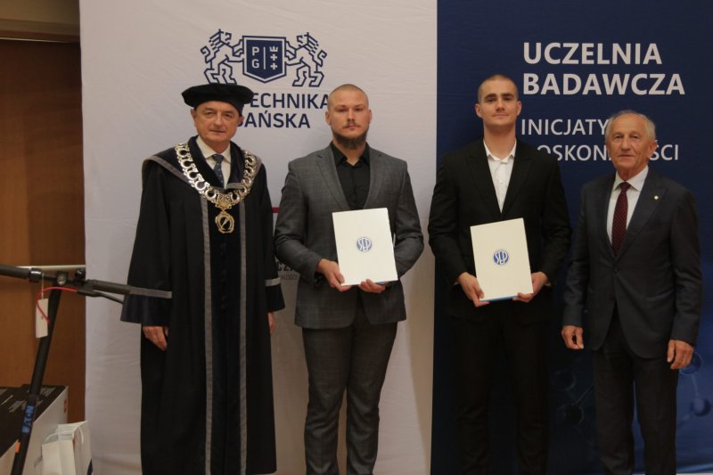 Od lewej Dziekan WEiA PG Mirosław Wołoszyn, laureaci II miejsca, Prezes SEP Oddział Gdańsk Stanisław Wojtas
