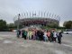 Uczestnicy wycieczki przed Stadionem Naraodowym