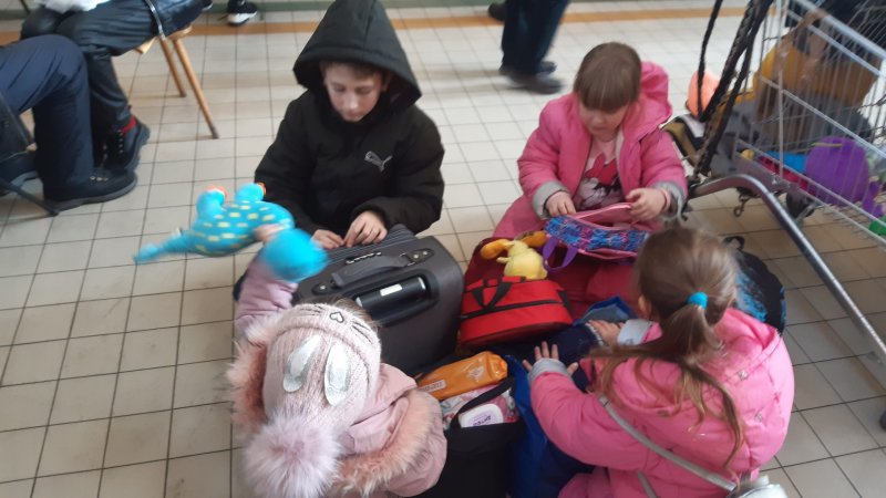 zabawa dzieci w oczekiwaniu na dalszą podróż
