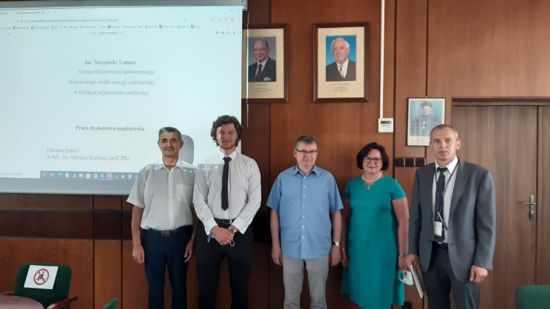 Już po obronie pracy magisterskiej, od lewej: Bolesław Pałac, mgr inż. Tomasz Sierpiński, dr. hab. Mariusz Korkosz, dr inż. Danuta Pliś, dr inż. Mirosław Mazurek.